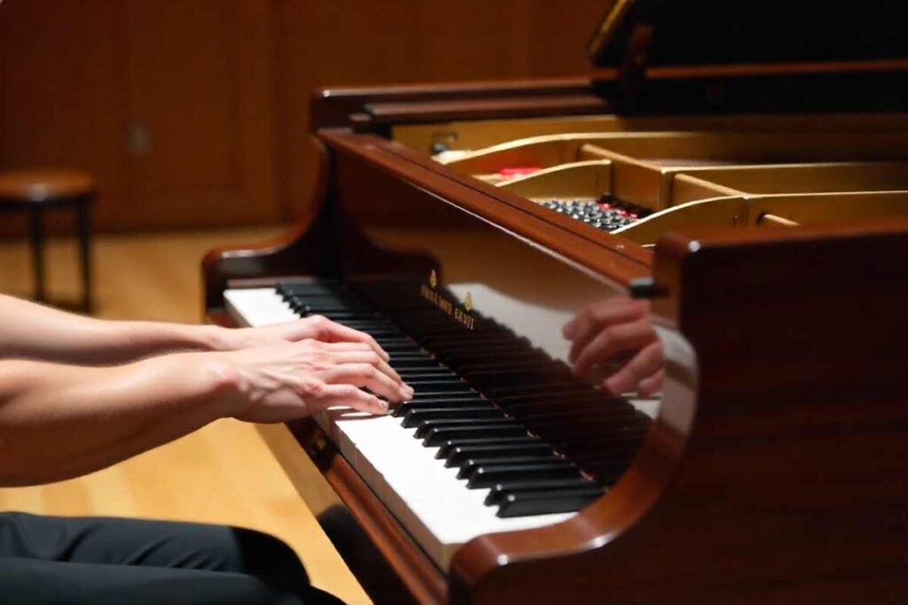 Difference between piano and keyboard